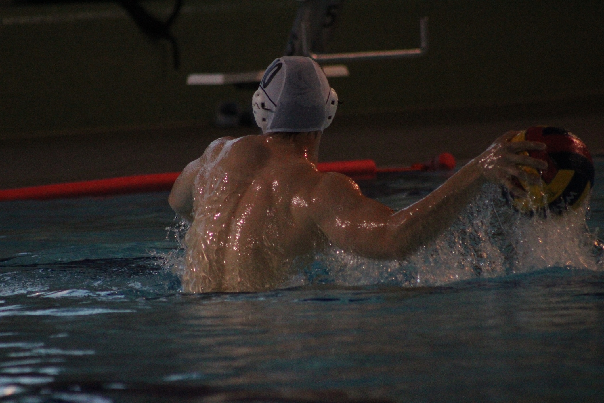 Spieler der Blue Marlins beim Angriff im Wonnemar